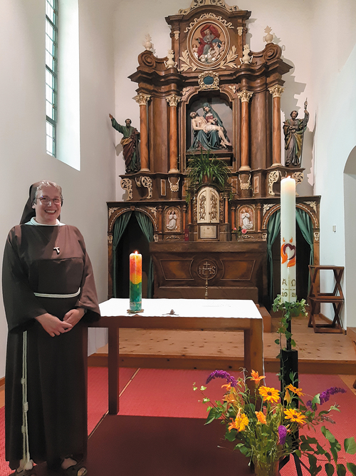 Hinter Sr. Maria Christina liegt einen äußerst spannender Berufungsweg. Bei den Klaraschwestern in Bregenz scheint sie nun angekommen zu sein. Anfang Juli feierte sie im Kreis ihrer Gemeinschaft während einer Messe ihre Professerneuerung. / Privat Hinter Sr. Maria Christina liegt einen äußerst spannender Berufungsweg. Bei den Klaraschwestern in Bregenz scheint sie nun angekommen zu sein. Anfang Juli feierte sie im Kreis ihrer Gemeinschaft während einer Messe ihre Professerneuerung.
