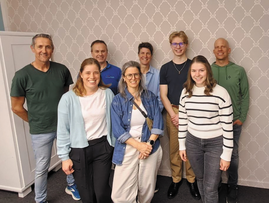 Firmteam: Ingo Österle, Claudia Baldauf, Mario Nachbaur, Angela Knill, Claudia Ullmann, Thomas Fink, Theresa Vögel und Benjamin Schmieg. Nicht im Bild: Julia Lang und Pater Regis. 