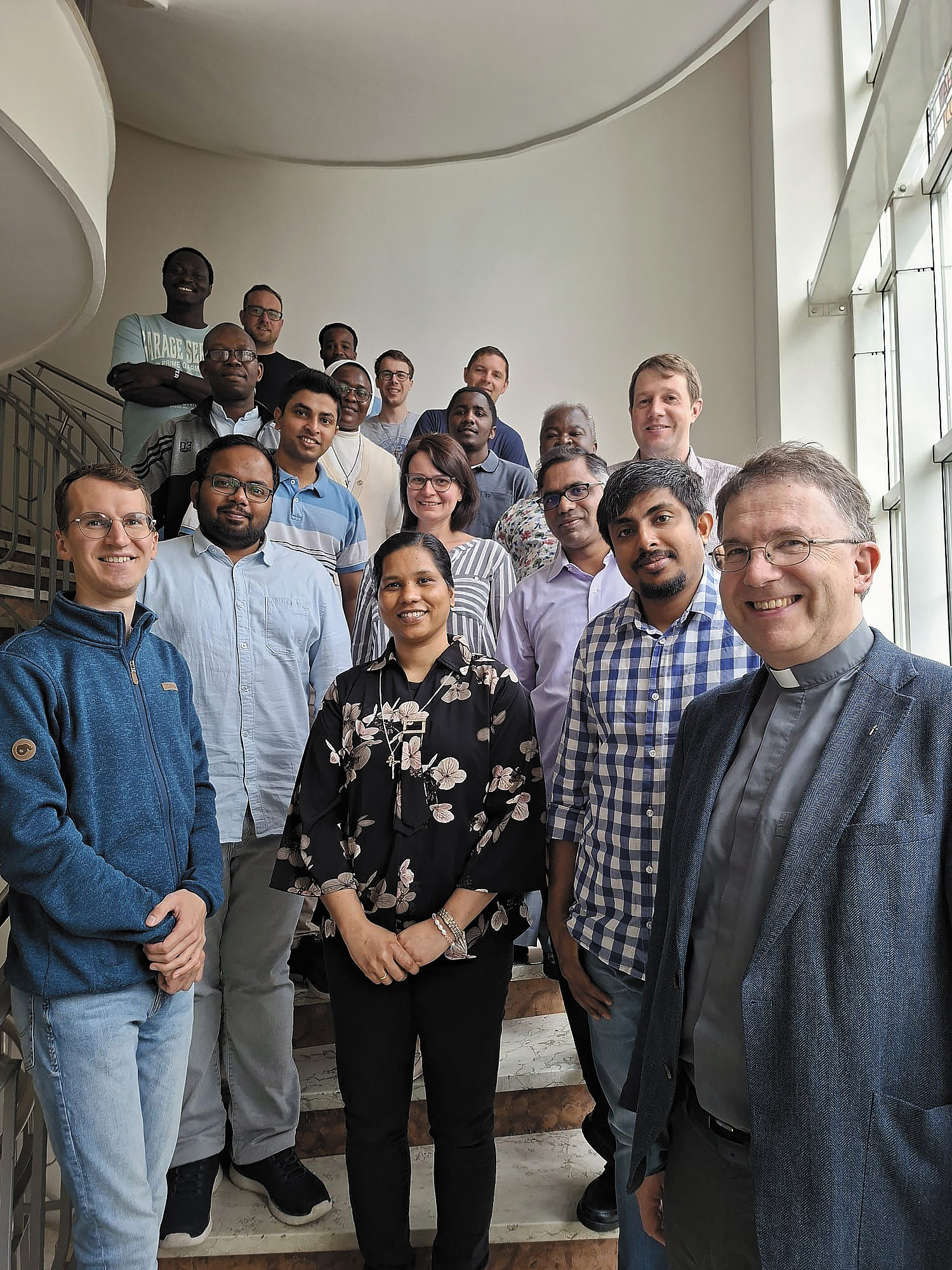 Ein Foto von der Hausgemeinschaft des Priesterseminars in Innsbruck mit Regens Roland Buemberger (r.).
