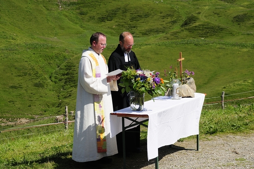 100 Jahre Biberacher H?tte, Aufstieg zur H?tte ?ber die untere Ischkarneialpe. Bis dorthin binich mit dem Auto gefahren.Tolles Fest auf der H?tte mit Demo von Bergrettung und Hubschrauber.Am sonntag ein ?kumenischer Wortgottesdienst. Dann zur?ck 