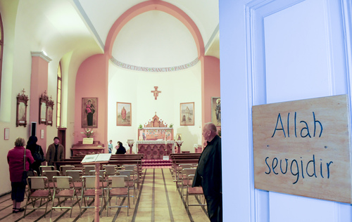 „Allah sevgidir“ ist türkisch und bedeutet: „Gott ist die Liebe“. Dieses Schild hängt an der Eingangstür der Paulus-Kirche von Konya (Türkei) – das biblische Iconium, wo Paulus auf seiner ersten Missionsreise predigte.   