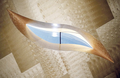 Kirche Donau City. Das geschwungene Fenster an der Decke symbolisiert die Herzwunde des gekreuzigten Christus. Wien, 10.11.2000Franz Josef Rupprecht, A-7123 Mönchhof, Bank: Raika Mönchhof (BLZ 33054), Kto.: 17.608