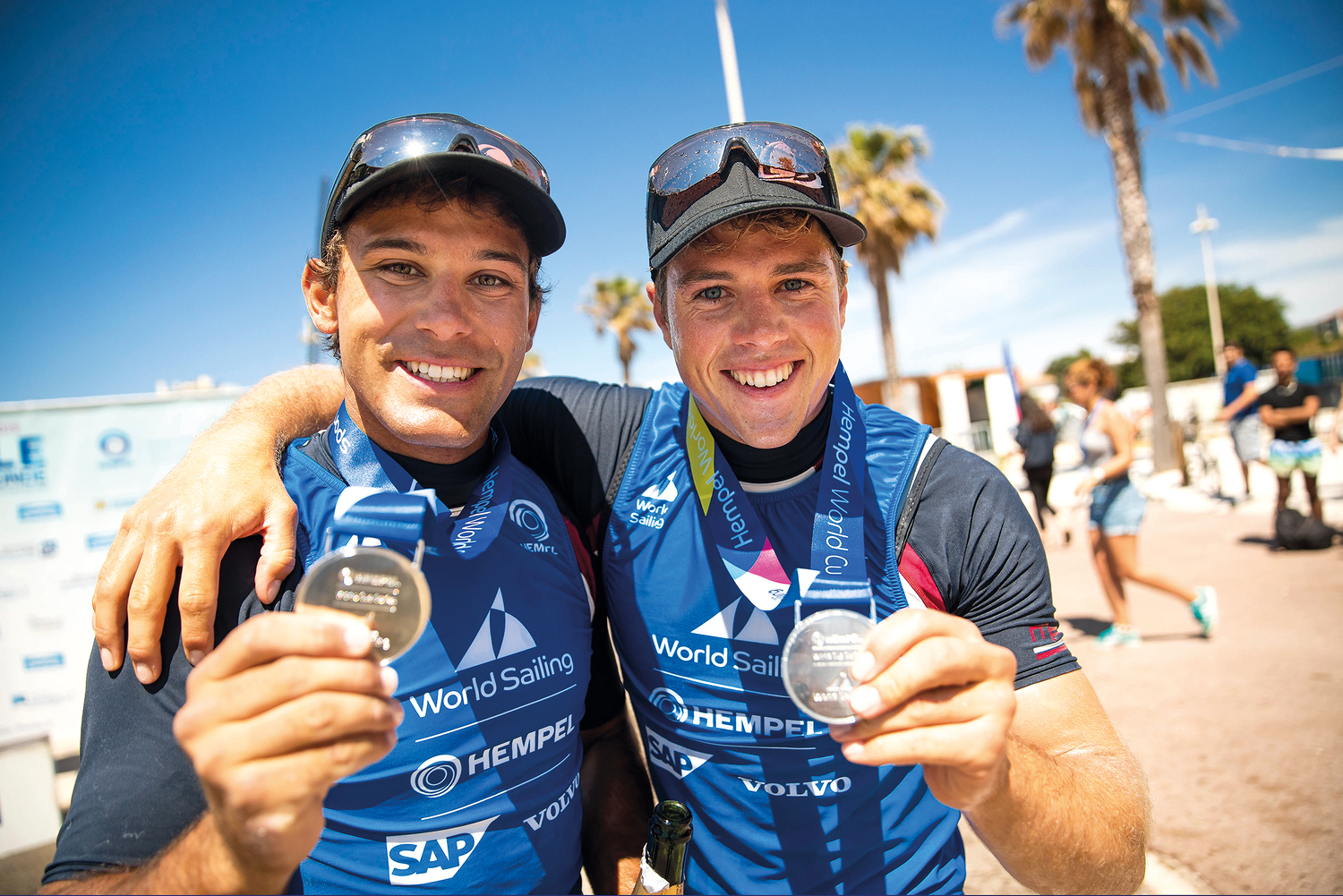 Gemeinsam mit David Hussl gewann Benjamin Bildstein (rechts) beim Weltcup in Japan 2019 die Silbermedaille in der olympischen Bootsklasse 49er. Erst dieses Jahr beendeten die beiden Segler ihre Karriere im Profisport. Seit 2012 hatten sie zahlreiche 