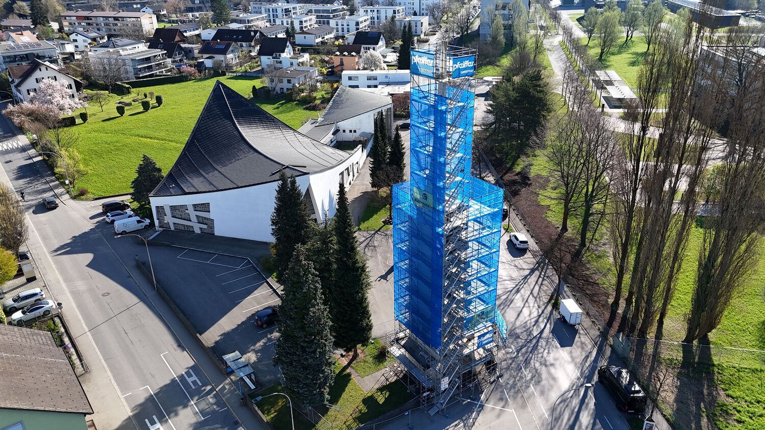 Der Kirchturm von St. Kolumban soll bis 2026 wieder in neuem Glanz erstrahlen und den Menschen viel Freude bereiten.