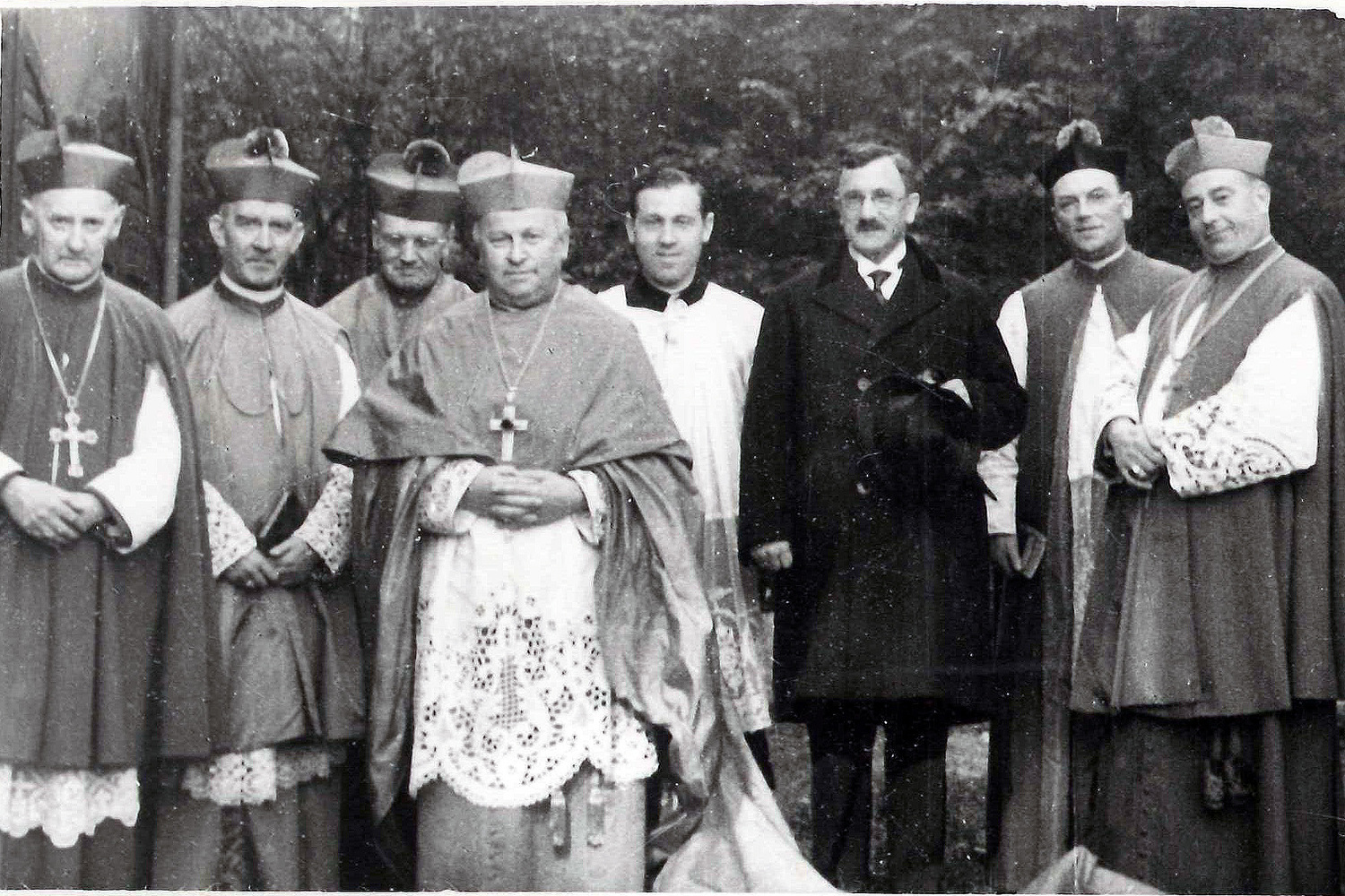 1936: Foto der Bischofsweihe von Franz Tschann (2.v.l.), rechts im Bild Carl Lampert.