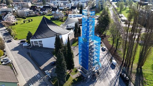 Tobias Rueß Der Kirchturm von St. Kolumban soll bis 2026 wieder in neuem Glanz erstrahlen und den Menschen viel Freude bereiten.