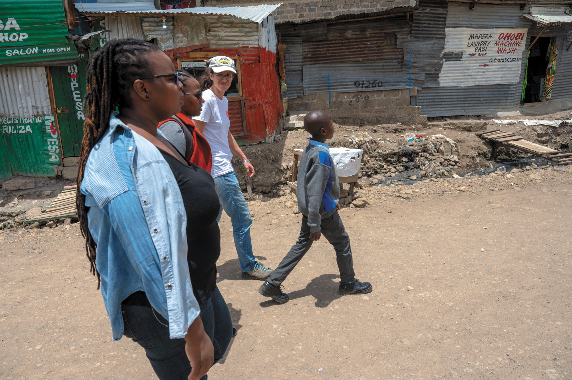 Der 11-jährige Stanley führt die kleine Gruppe durch das Slum zu seinem Elternhaus.