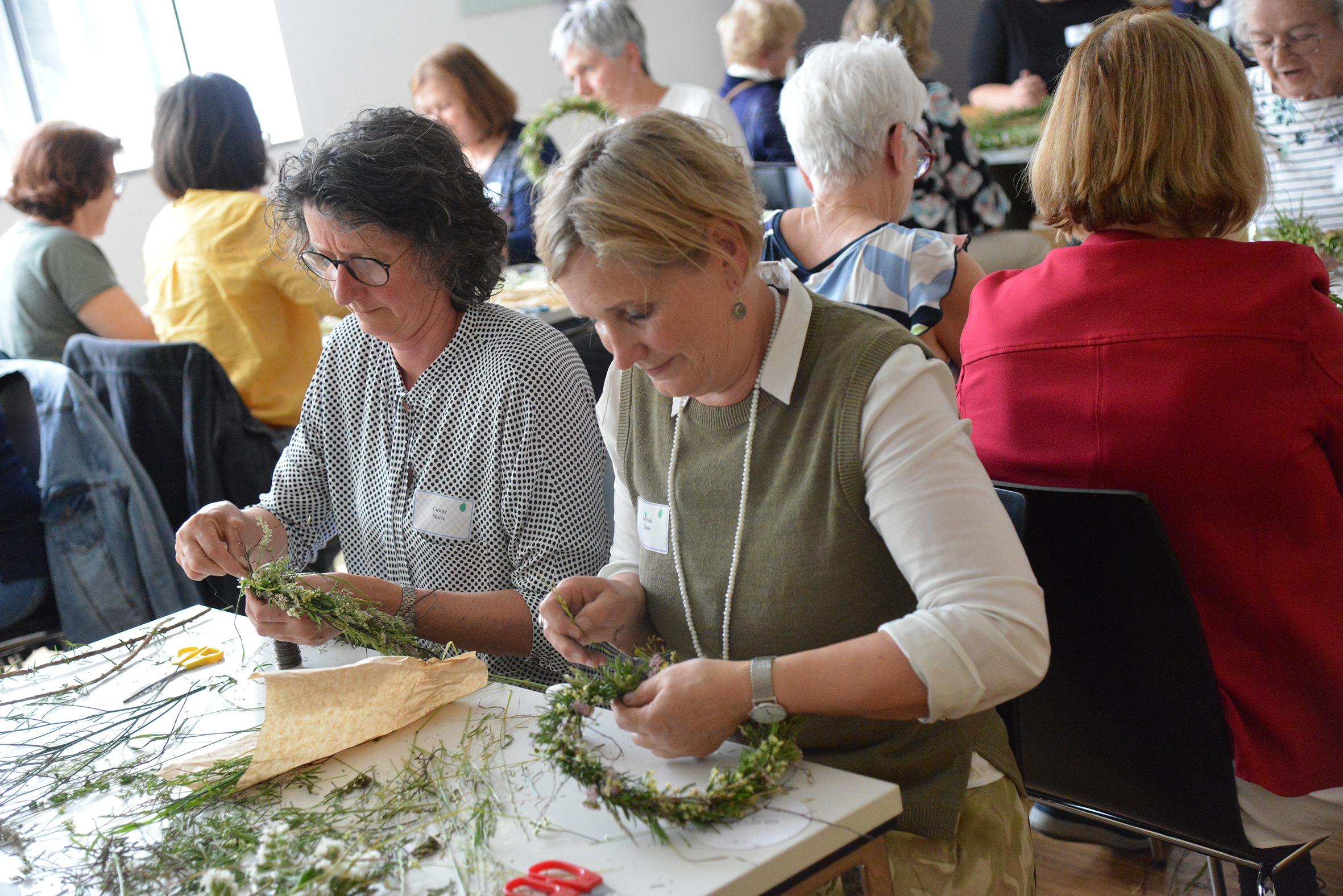 Vernetzungsabend für Blumenschmückerinnen im Pfarrzentrum Altenstadt Stefanie Krüger, Sandra LangHerma SutterlüttySimone AmannRegina Holzer Nathalie Giselbrecht (naturverbunden Feldkirch Altenstadt)Bischof Benno Elbs