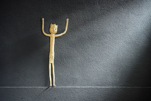 Jesus, der Freund der Menschen: Die Christusfigur in der Kapelle des Bildungshauses Batschuns ist ein Werk von Krispina Lang (1909-1977) und könnte den Titel „Freundlicher Jesus“ tragen.