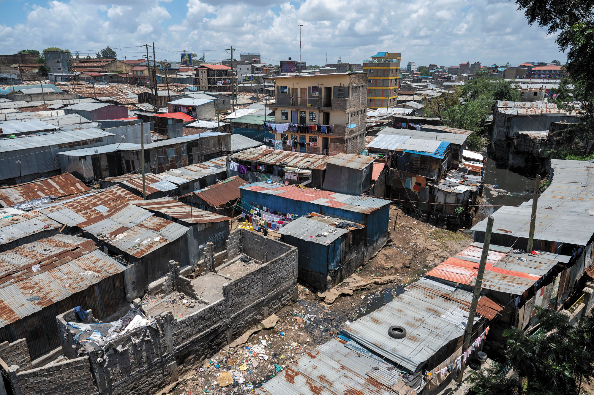 Das Mukuru Slum liegt im Umfeld der kenianischen Hauptstadt Nairobi. Hier leben rund eine Million Menschen in sehr ärmlichen Verhältnissen.