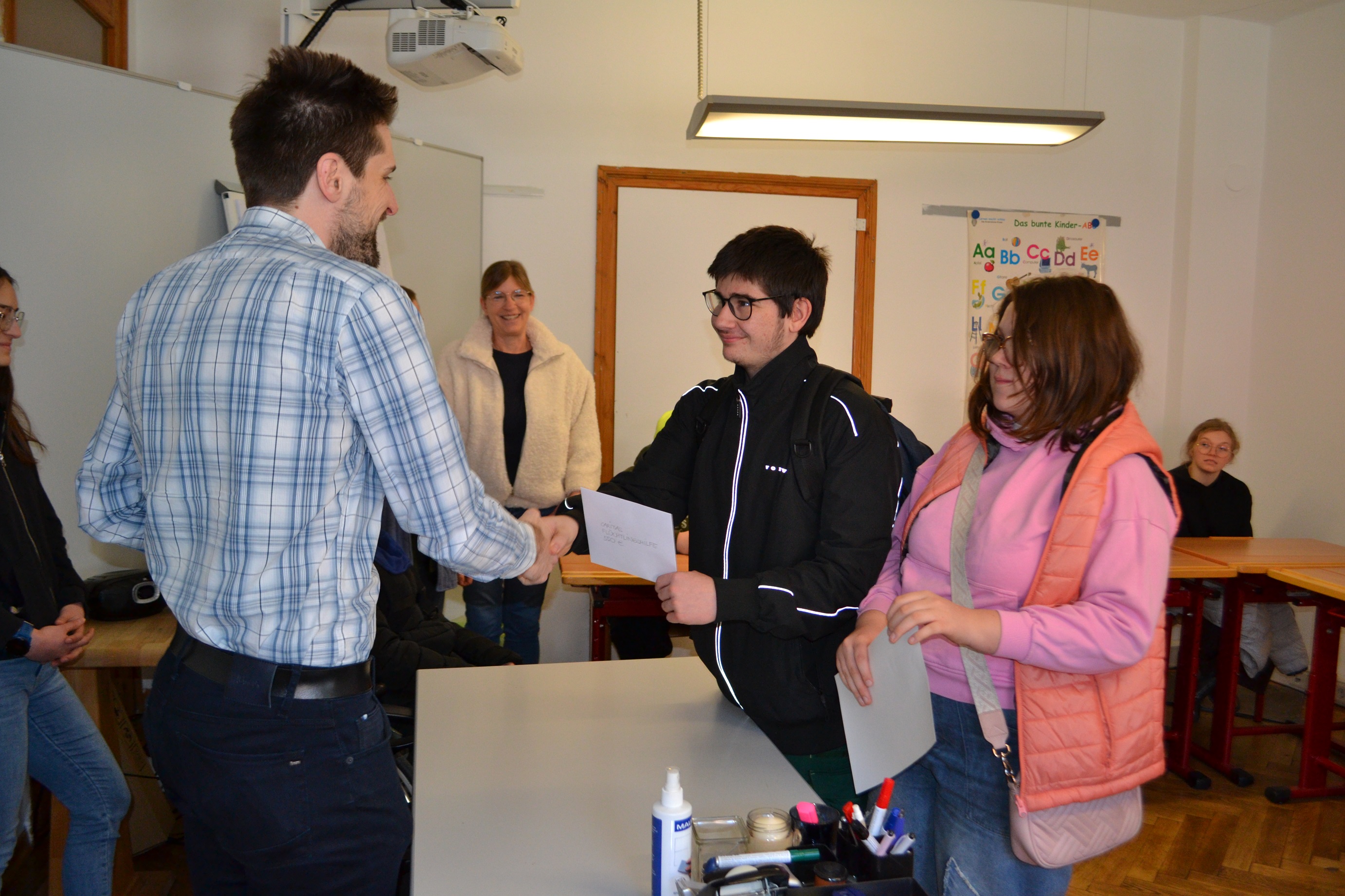 Die Jugendlichen brachten das Geld persönlich in Feldkirch vorbei.