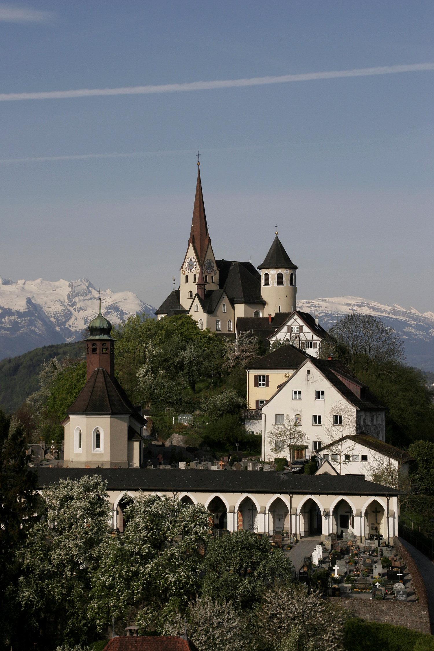 Rankweil am 1.5.2006. Bergkirche Rankweil, Basilika auf dem Liebfrauenberg, im Hintergrund die schneebedeckten Schweizer Berge.