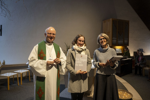 Bischof Benno Elbs, Religionslehrerin Tabea Lenz und Schulamtsleiterin Annamaria Ferchl-Blum.