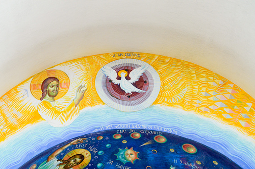Gottes Geist schwebt über den Wassern. Moderne orthodoxe Kunst in der Kirche von Novi Kostolac (Serbien). 