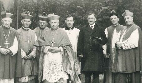1936: Foto der Bischofsweihe von Franz Tschann (2.v.l.), rechts im Bild Carl Lampert. 